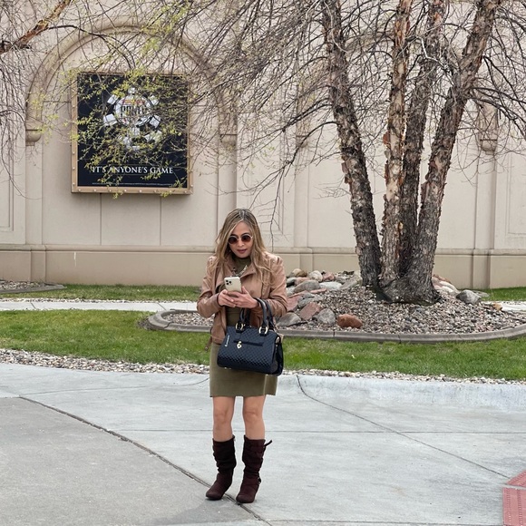 Meet your Posher, Lia - Picture 4 of 9